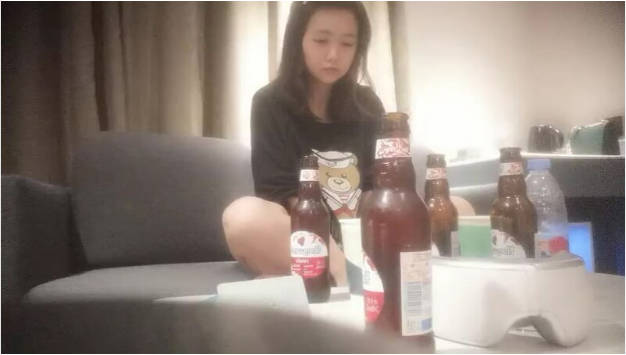 【真实监控录制】一名男士在商场打手枪，直接射精到一名熟女人妻身上