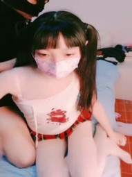 双马尾娇小身材粉穴萝莉萌妹子大战头套男，白丝足交退下丝袜摸逼翘起屁股上下套弄后入猛操