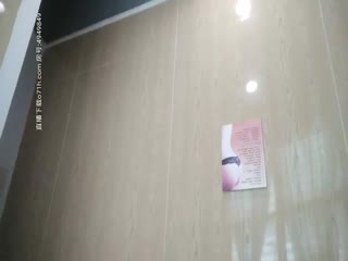 眼镜老哥找挺嫩妹子保健按摩推屁股，加钱摸奶打飞机高潮射精