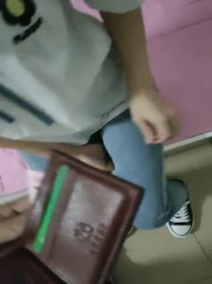 【大叔寻欢】，帆布鞋，牛仔裤，白T恤，学生妹青春活力，白嫩鲍鱼水声潺潺，调情啪啪温柔顺从