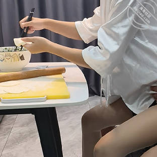 海角社区.妈妈一边包饺子一边坐我的鸡巴上扭动身体