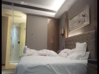 酒店里和黑衣裙装气质美女休息，妹子好诱人白白嫩嫩大长腿丰腴肉体趴在床上不由自主趴上去猛力插