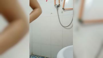 风月雪月的骚逼阿姨，浴室勾引房东，骚极了，脸上销魂的表情！