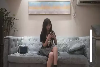 约了个JK装萌妹子骑身上调情，沙发上位骑坐再到床上操后入猛操，呻吟娇喘非常诱人