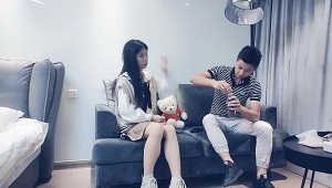 南京妖姬宝宝好骚啊，颜值很高给大哥温柔的舔弄大鸡巴，趴在大哥身上喂奶，让大哥舔逼骚穴特写，淫声荡语不断