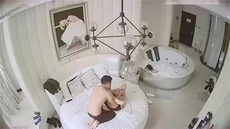 监控偷拍气质性感的长发美女和男友酒店约会