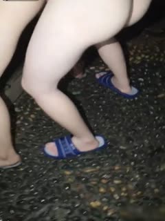 逍遥龙哥和老铁半夜驱车到郊外公园，和白虎小太妹户外3P对白精彩