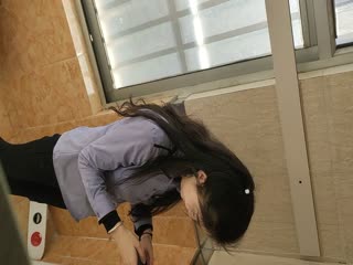 家庭摄像头偷拍离异女子寂寞难耐边和儿子聊天边自慰对白清晰