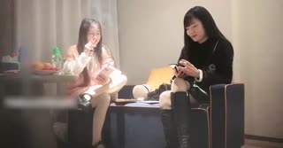 约两01年萝莉萌妹双飞   帮忙擡腿看着姐妹被操轮流爆插