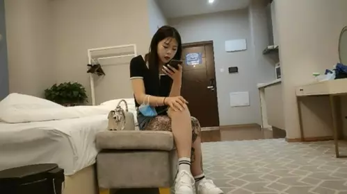 gc鸭哥寻换牛仔短裤腿上纹身大奶妹 揉穴舔逼非常粉嫩掐着脖子后入抽插猛操