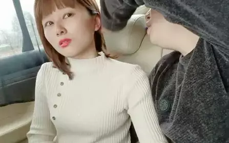 趁着媳妇不在开车带着漂亮小姨子到户外溜达溜达把车停到路边与她车震干的嗷嗷叫姐夫这样太深了受不了了对白刺激