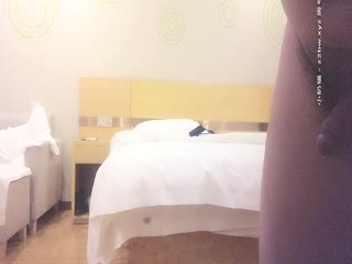 玩弄清纯小学妹，床前调情扒光了吃奶子玩逼，沙发上口交大鸡巴，床上各种激情爆草女上位直接干射了