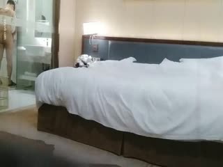 对白搞笑在按摩会所上班的大波女技师边工作边偸录给饥渴眼镜男服务抓着大奶使劲裹又口又撸不过瘾还要约出打炮