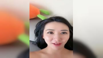 超骚的人妻露脸在家让小哥啪啪，全程露脸多体位爆草抽插，淫声荡语不断让小哥各种体位蹂躏，窗前后入玩奶子第04集