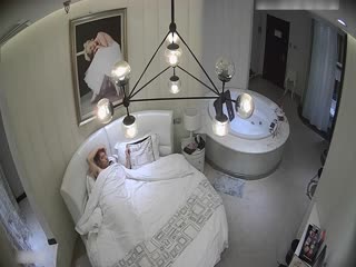 有点实力的中年大叔圆床房啪啪啪身材瘦弱阴毛稀疏性感的小三大学生妹子连续肏了她3炮这小体格容易干散架子