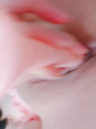 第一美穴18白虎嫩妹，双马尾甜美邻家妹妹，极品美穴假屌抽插出白浆，单腿黑丝翘起双腿，诱人肥臀对着镜头摆弄