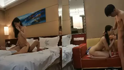 zb顶级美腿清纯眼镜美女外表纯纯却骚的很坐在身上各种摸吸吮大屌妹子很享受骑乘抱着屁股猛顶