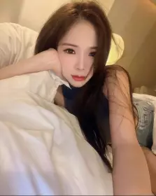 桃子小仙女露脸激情大秀，浴室洗干净了陪狼友发骚，揉着骚奶子浪叫道具抽插骚穴呻吟，搞的骚逼好多淫水真骚