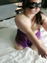 老婆和丈母娘酒店激情5P，两个小骚逼和老熟女床上自慰骚穴勾引小哥哥激情啪啪，舔逼玩奶激情后入草大屁股