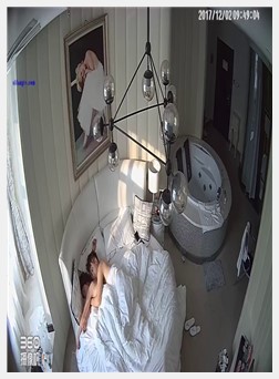 白色浴缸房偷拍小情侣床操到地上抱著插早上女主想再...