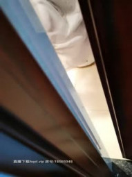 骚男找良家小少妇被迫与人玩3P，一个拍一个干骚男钻到裙子底下去舔逼，蜻蜓点水般口交，各种体位啪啪呻吟