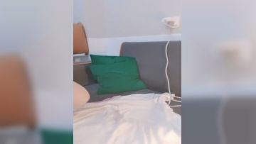 粉嫩诱人极品萝莉大秀直播陪狼友嗨，淫声荡语互动撩骚听指挥，性感的骚奶子无毛馒头逼，道具抽插淫水多多第02集