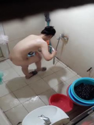 爬窗偷窥隔壁邻居家小美女洗香香 貌似奶子痒弄了半天 不穿内裤奶罩直接睡衣