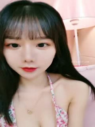 超甜美女神，颜值控要阵亡的节奏啊，身材很不错，可惜的就是木耳有点黑了，但胜在那标致的人见人爱的脸蛋儿，水汪汪的大眼