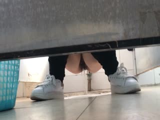 特色房偷拍年轻情侣买了很多情趣用品一起到酒店开房,妹子很漂亮还没来得及换上就被男的扑倒爆操一次!