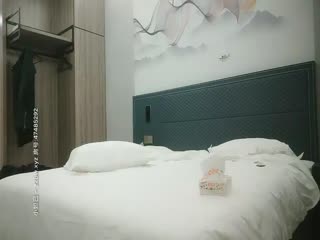 小小张探探花约了个肉肉身材大奶少妇啪啪，吊带睡衣丝袜69姿势口交足交抽插