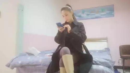 大长腿高马尾御姐美乳翘臀紧身裤,扒掉裤子摸穴张开双腿猛操,骑乘呻吟一脸享受。