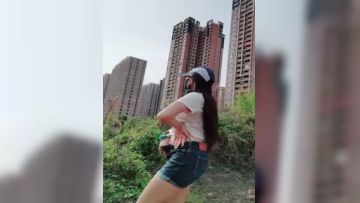 在家憋不住的两个骚逼出来发骚，单元楼下漏出骚奶子诱惑狼友，蹦起了野迪精彩刺激奶子坚挺互相摩擦不要错过第01集