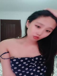 无毛白虎红唇嫩妹独自在家道具自慰，掏出奶子揉搓脱掉丁字裤，近距离特写掰穴，手指扣弄道具插入呻吟娇喘