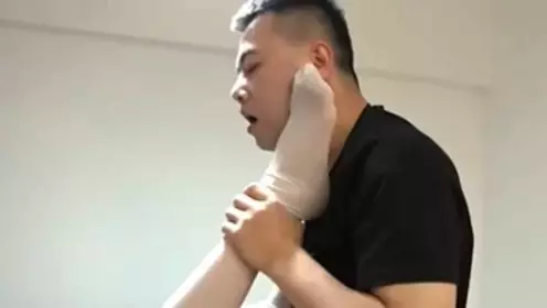 小少妇跟男友浴室洗干净床上伺候小哥69舔逼01