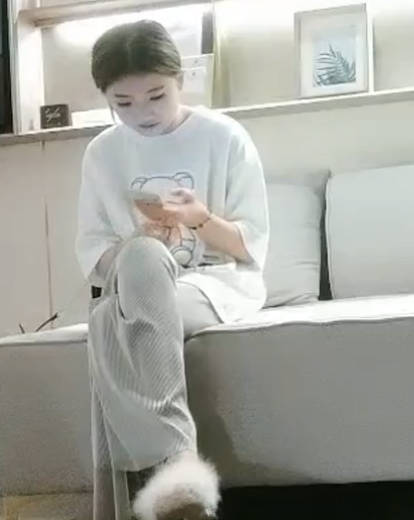 非常有味道的小少妇露脸跟男友激情啪啪，浴室洗干净床上伺候小哥，69舔逼口交大鸡巴，让小哥边亲边草玩奶子