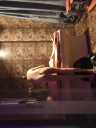 水疗馆女技师上钟偷拍客户全程服务，水床上乳推磨屁股，转战到床上口交舔屌，半套服务最后撸射