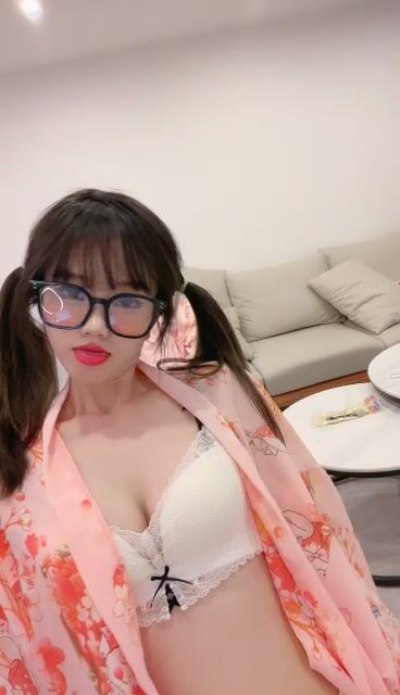 清纯系天花板！甜美18无敌小萝莉！水晶假屌深插，全是白浆，手指扣弄高潮出水，小小年纪太骚了