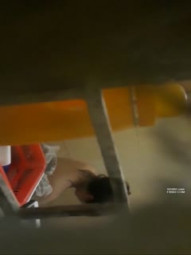 爬窗偷窥隔壁邻居漂亮大学妹洗香香 没想到奶子这么大 刚洗男友就查岗了