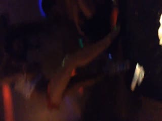 真实拍摄KTV三男一女在包房一边唱K一边啪啪啪