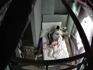 大学城附近工业风主题房偷拍眼镜同学和蕾丝裙骚女友开房过夜-1