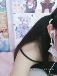 齿喵双马尾萝莉萌妹子道具自慰，较小身材无毛粉穴手指口交玻璃杯抽插