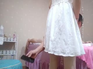 村长出击路边小按摩店打个飞机热热身再去养生美容院找粉嫩逼逼的老板娘来一炮