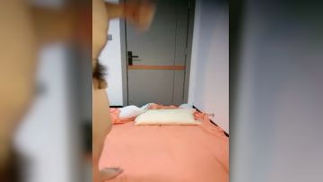 瘦瘦的气质女友露脸椅子自慰带个眼镜超御姐奶子挺拔，和男友啪啪做爱第02集