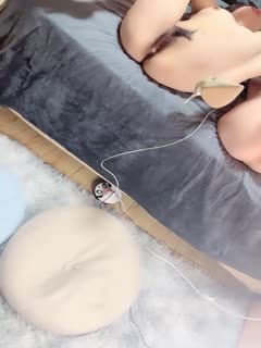 #直播_颜值区乖巧美女给大家露一波，撩起内衣超嫩美乳