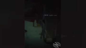 妈妈在楼下看电视，我跑去强上姐姐，姐姐的惨叫声惊动了楼下的妈妈原创