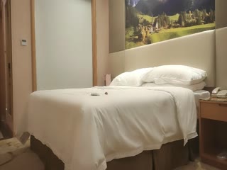 小马寻花约来足疗女技师吃完外卖刮下毛继续操 ~ 跳蛋震动跪地插嘴~骑乘扶着屁股后入