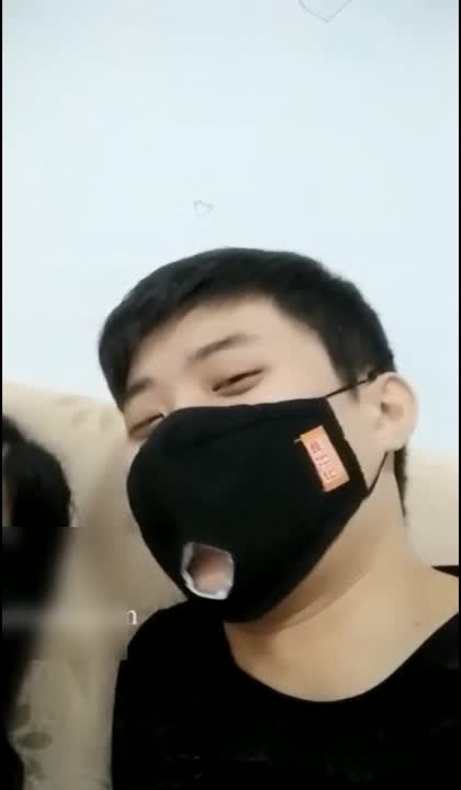 陕西小情侣手机直播不少狼友打字求约炮肛交换妻，礼...