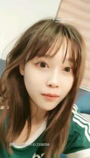 小伙双飞两个高颜值漂亮妹子，胸大身材好馒头屄，骚浪至极连续喷水淫荡刺激