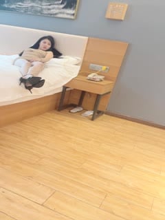 网约奔放小姐姐 一来就脱衣服 张开双腿猛扣穴 高潮喷水沙发湿一大片