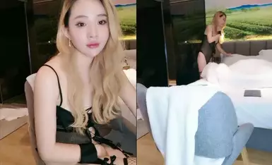 小哥出差晚上去洗脚城放松，没想到进来的妹子太清纯漂亮了，腿也好看，索性帮她按腿试探